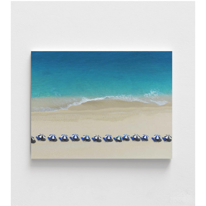 Beach Umbrellas from Above - photographie aérienne côtière, H 42 po x l 56 po, Impression encadrée sans passe-partout