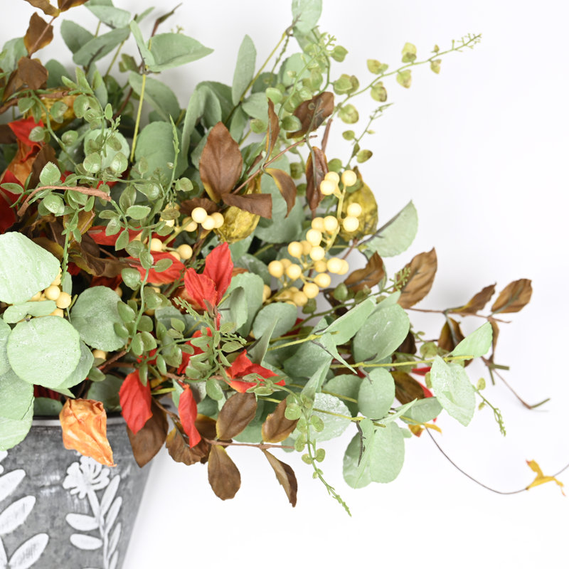 Arrangement floral fausses baies et eucalyptus en pot