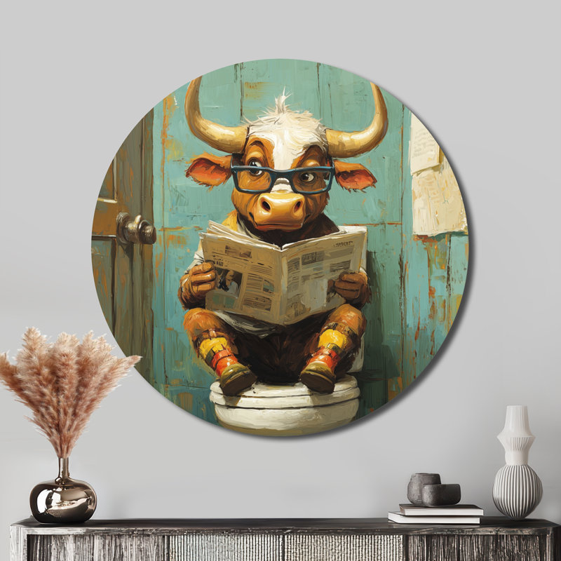 Mignonne vache lisant un journal dans la salle de bain - Vache, art mural rond en métal, H 36 po x l 36 po