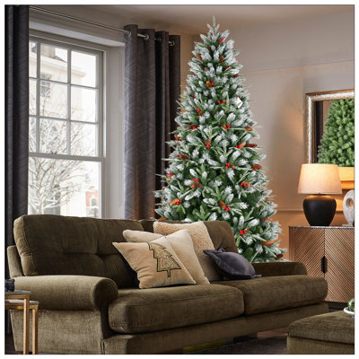 Arbre de Noël 8 pi avec 2850 pointes, baies rouges et pommes de pin, branches en PE et en PVC enneigées, conception à charnières pour une installation facile, support en métal robuste