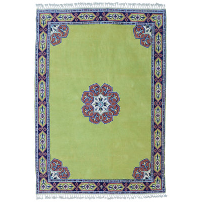 Tapis rectangulaire unique de 5 pi 9 po x 7 pi 5 po années 1990 en vert pistache / bleu / rouille