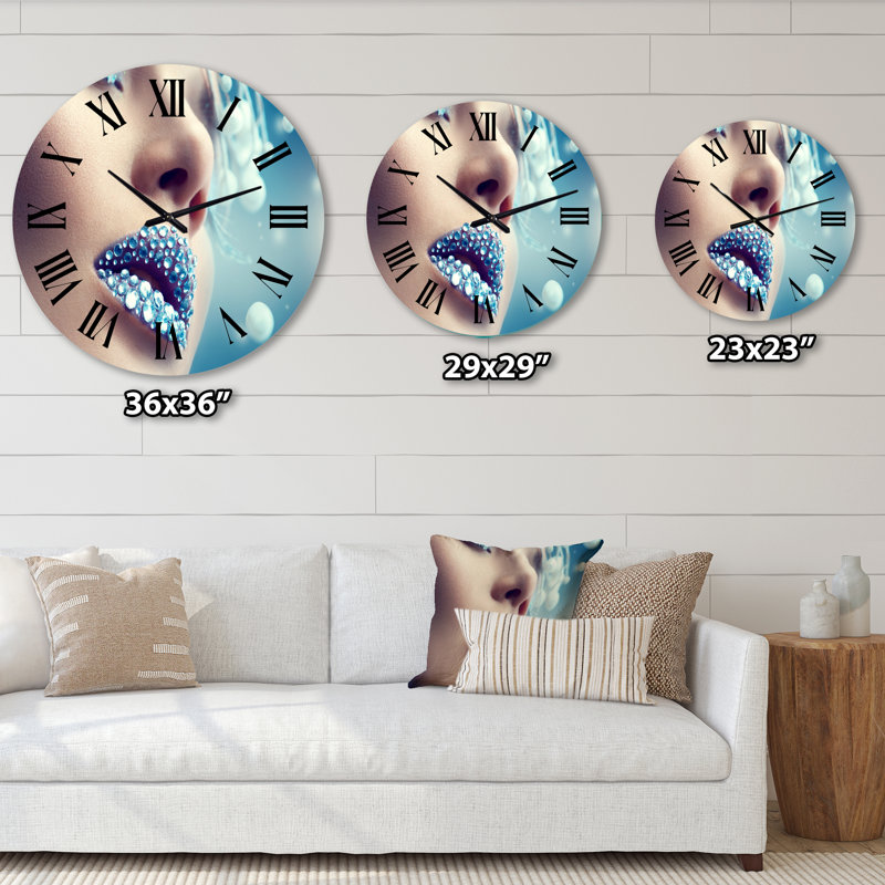 Gros plan de pierres précieuses sur des lèvres de femme - horloge murale moderne, Moyenne
