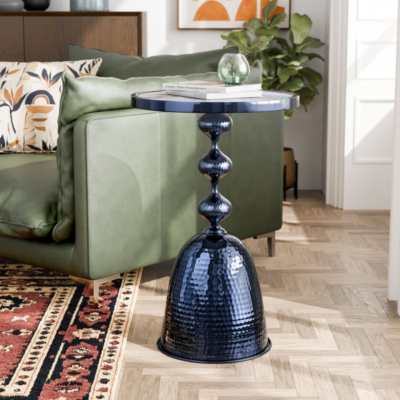 Table d'appoint en métal Cheryll avec plateau en marbre et base martelée