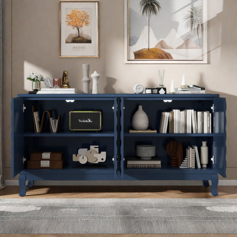Élégant buffet doté de portes à motif ondulé sophistiquées avec un design à rainures arquées dans un agencement élégant à quatre portes, réglable, adapté pour le bureau, le vestibule et le salon