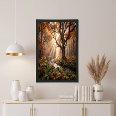 Toile dorée à travers un arbre antique sur un ruisseau moussu, art mural