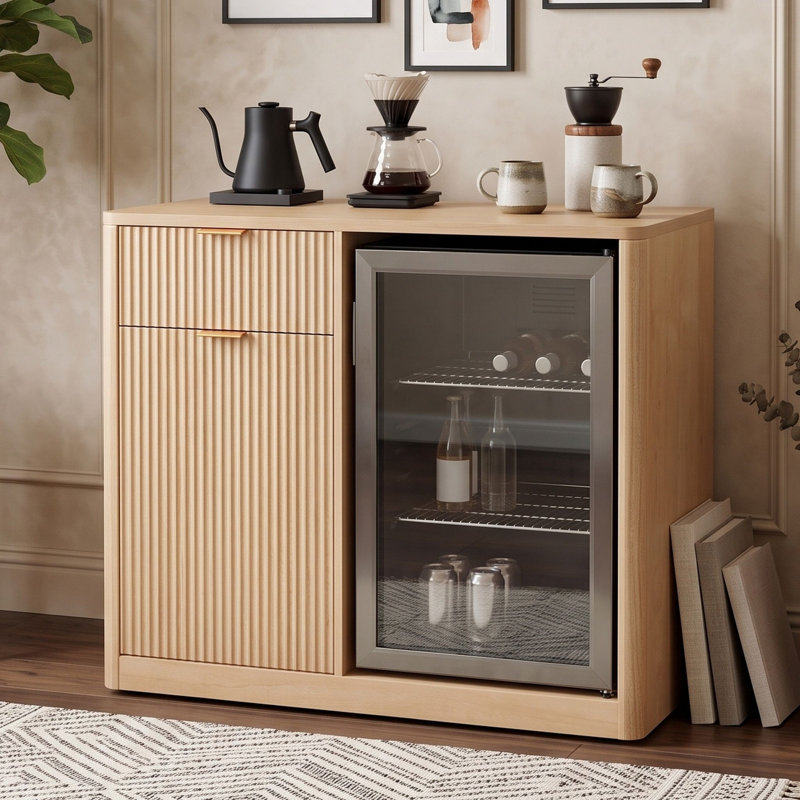 Buffet cannelé avec rangement pour mini réfrigérateur, prise de courant, porte-verres, tiroir et tablette ajustable, Naturel