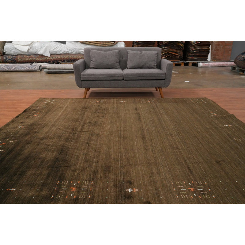 Élégant tapis brun de style Gabbeh 10 x 10 avec de subtils motifs brodés