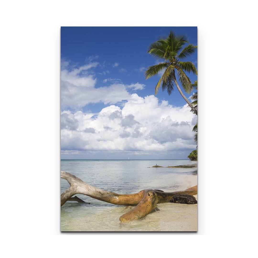 Leinwandbild Am Strand einer tropischen Insel mit blauem Himmel