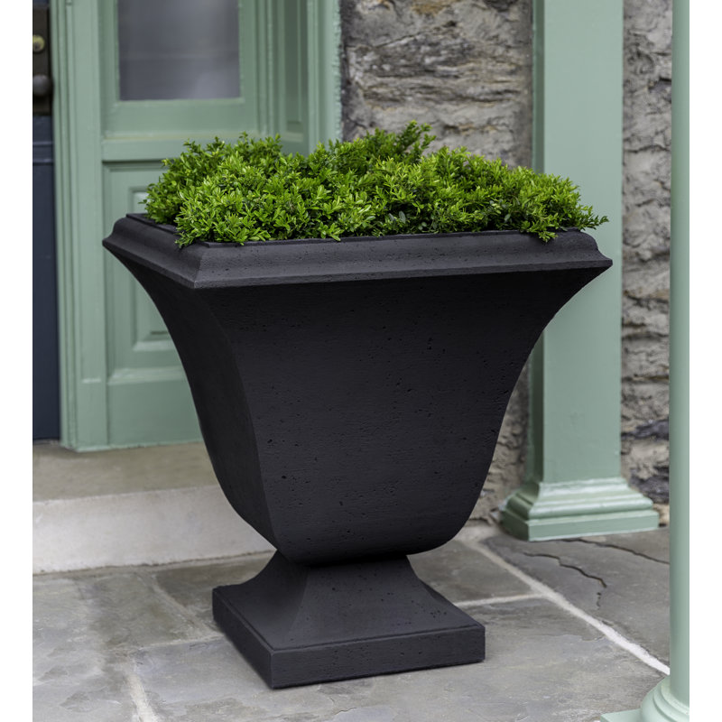 Pot de fleurs urne en pierre Trowbridge, Nero Nuovo, H 14,25 po x l 13 po x P 13 po
