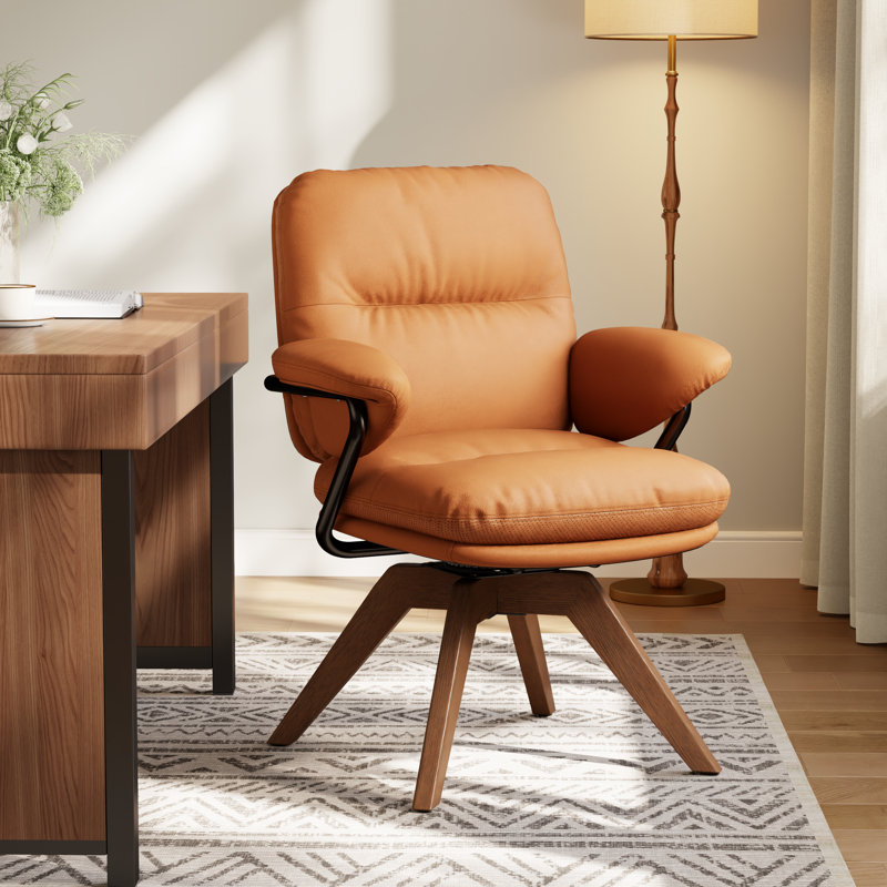 Fauteuil de bureau pivotant Avenor de 66 cm de large en similicuir avec base en bois massif, Brun