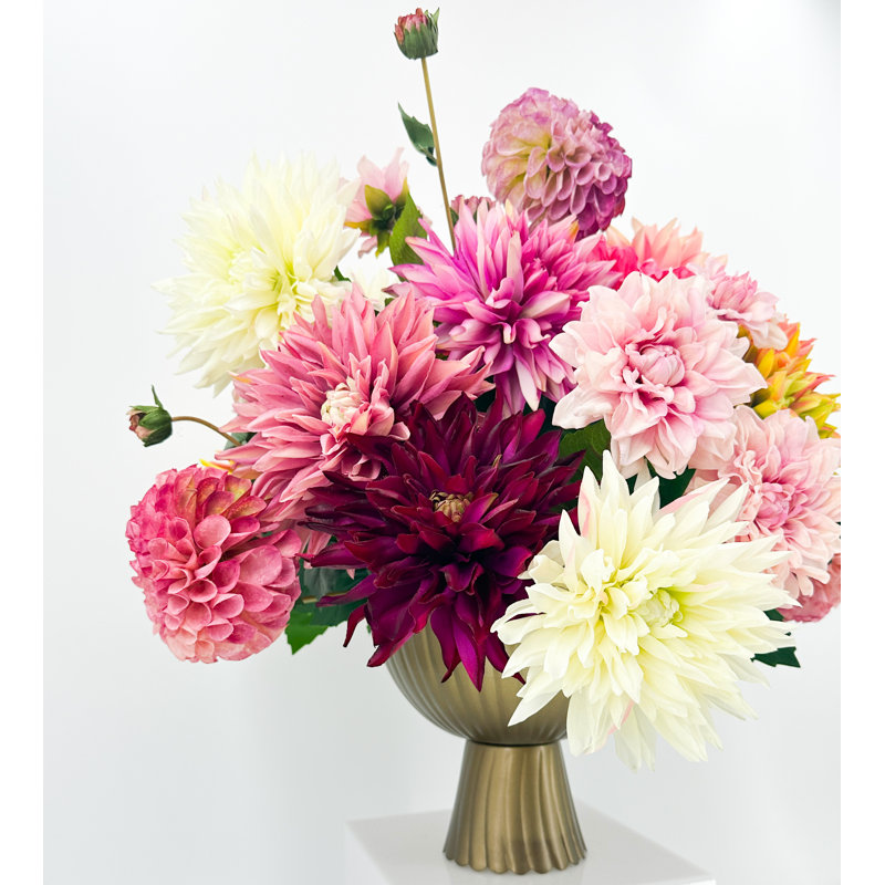 Arrangement de dahlias vibrant dans un vase en laiton