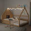 Lit en bois avec fenêtre et clôture-1924470702
