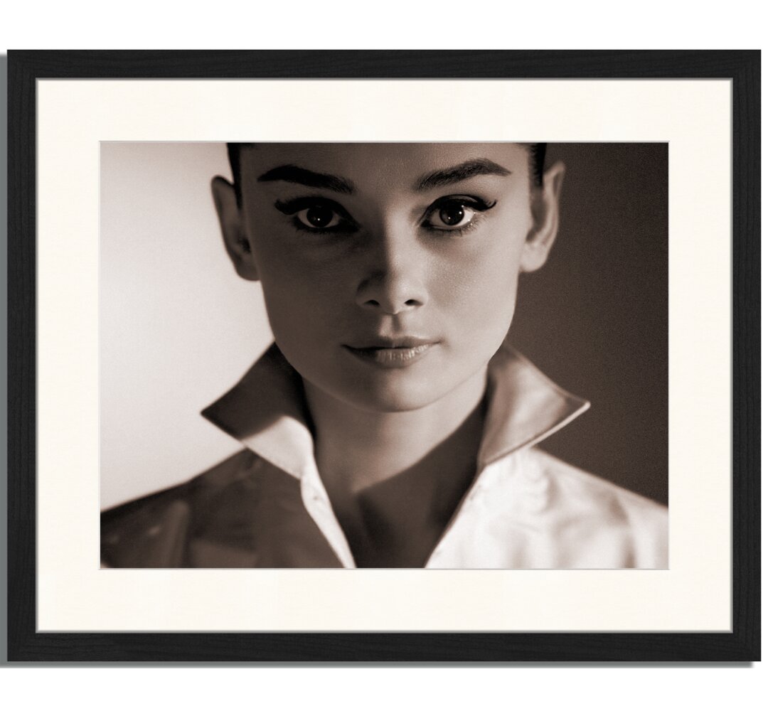 Gerahmtes Poster Klassische Aufnahme von Audrey Hepburn