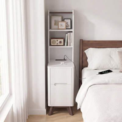 Table de chevet de 47 po de hauteur avec station de charge, table d'appoint étroite avec bibliothèque, table de chevet moderne pour la chambre à coucher, blanc