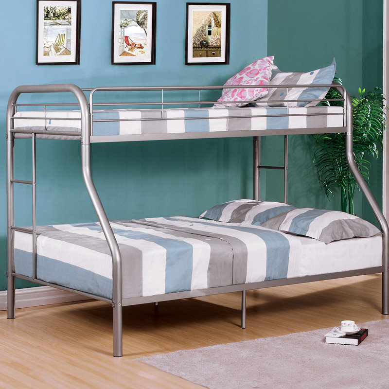 Lit simple superposé au dessus d'un lit double contemporain en métal avec matelas argenté prêt pour la chambre à coucher