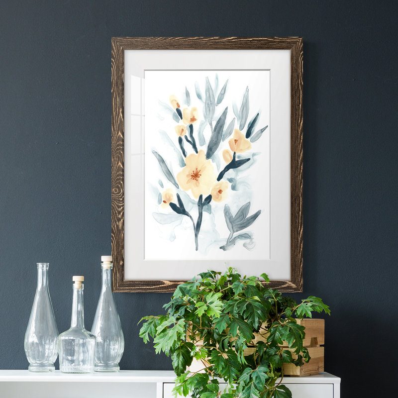 Indigo et rosé Bouquet I encadré mat - prêt à accrocher, Encadré de bois de noyer, H 32 po x l 23 po x P 1 po