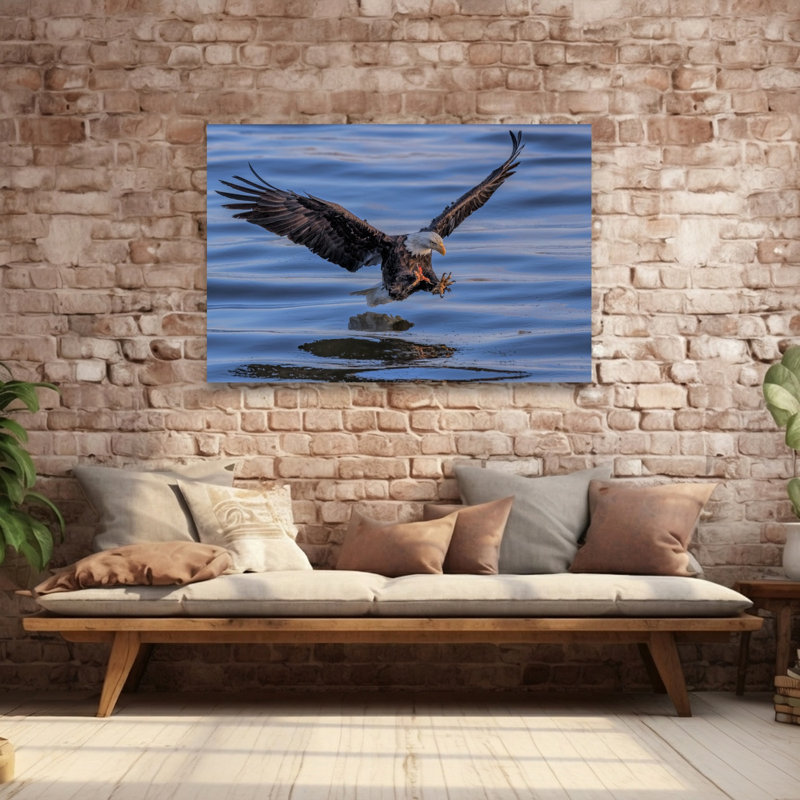 Aigle à tête blanche atterrissant dans l'eau - Illustration contemporaine d'un aigle, nature et faune, 40" H x 60" W