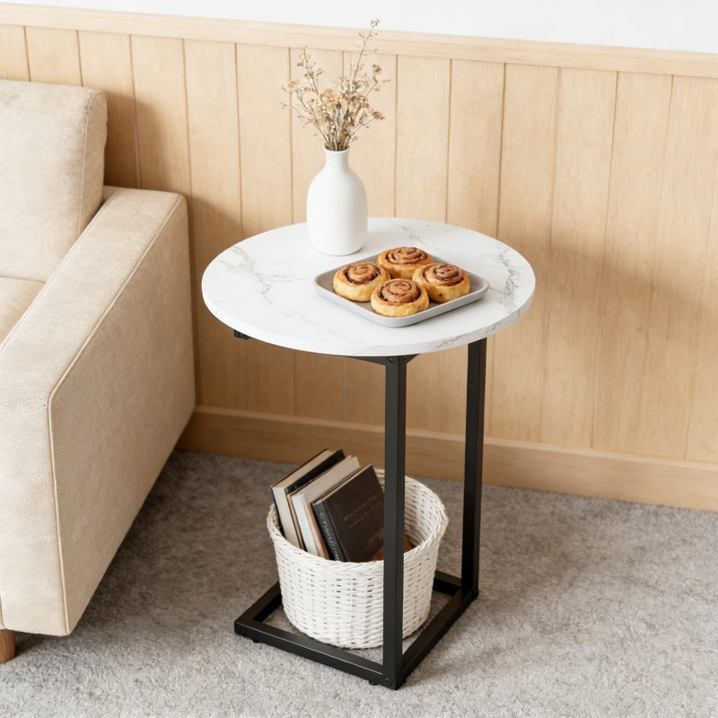 Table de bout en forme de C, table d'appoint ovale avec structure en métal et plateau en marbre pour les petits espaces, le salon, la chambre à coucher ou le chevet