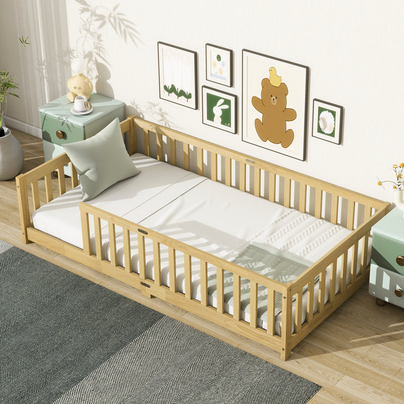 Lit simple au sol avec clôture, 7 lattes pour un soutien solide, lit naturel multifonctionnel, fabrication en bois d'hévéa, sommeil dans des espaces de vie compacts