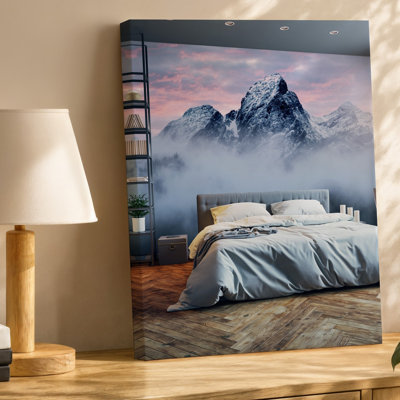 Toile, intérieur d'une chambre sereine avec un grand lit invitant et art mural, ensemble de couette gris clair froissé contre une magnifique murale