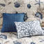 Courtepointe bleue très grande avec coussins décoratifs en microfibre, bleu, passepoil-121162111