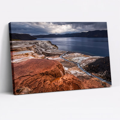 Tableau sur toile représentant des roches minérales en terrasses rougeâtres près du lac Bleu et des montagnes