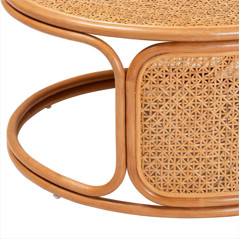 Table basse ronde bohémienne avec tissage géométrique en rotin, finition brun miel naturel