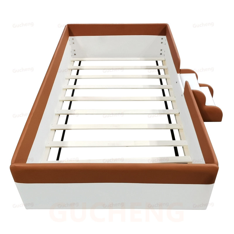 Structure de lit de jour rembourrée avec clôture et escalier, conception durable et amusante pour plus de sécurité et de confort