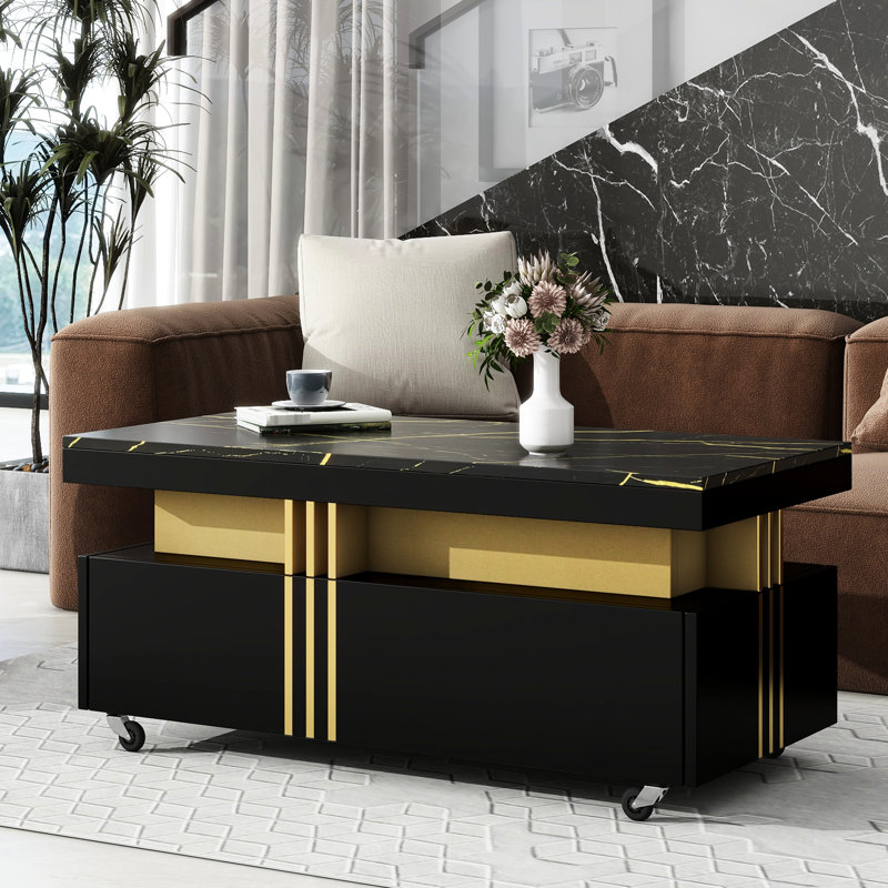 Table basse noire avec surface en faux marbre et espace de tiroir