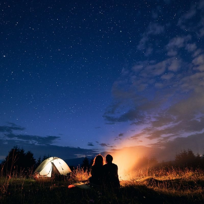 Couple assis près d'un feu de camp - Photographie sur toile tendue, H 36 po x l 36 po
