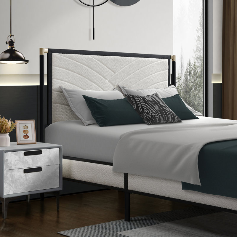 Lit double avec tête de lit en tissu blanc bouclé, cadre industriel argenté champagne + noir, lattes solides pour un poids de 800 lb, assemblage rapide dans la chambre à coucher avec charge en bois rembourré