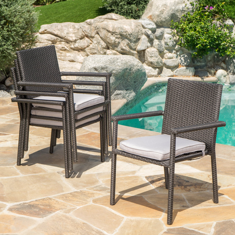 60303,00c (3 pièces) de quatre chaises de salle à manger d'extérieur avec coussins d'eau et cadres en fer, charme moderne, empilable pour les invités, P 25,00 po x l 35,00 po, fabriquée en tissu 100% rembourré, empilable,