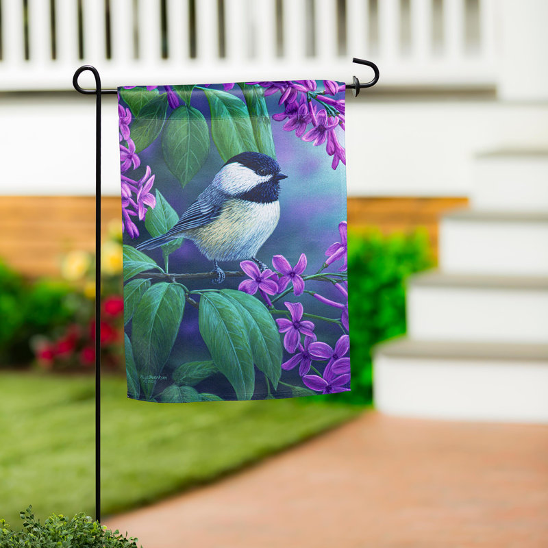 Mésange sur drapeau de jardin en suède lilas
