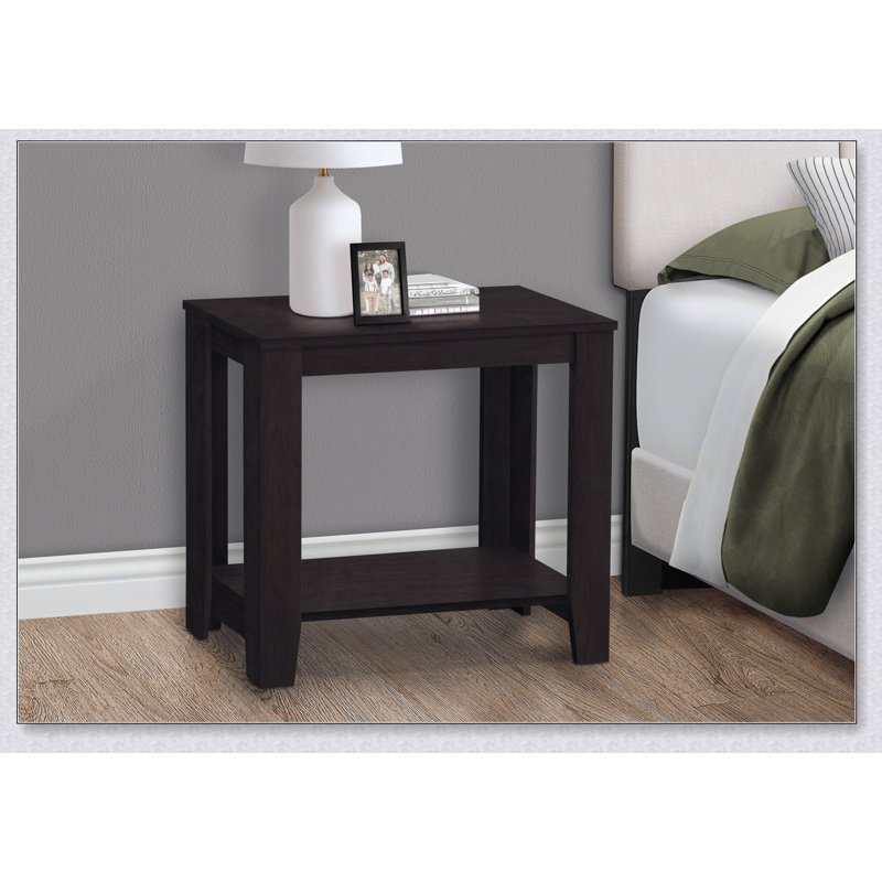 Élégante table d'appoint brun foncé avec un design à deux niveaux pour le salon et la chambre à coucher, pour le rangement et la présentation.