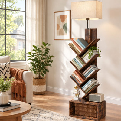 Les 3 couleurs d'éclairage à DEL accentuent cette bibliothèque à 3 niveaux de style arbre brun rustique, une solution de rangement étroite au sol pour les salons, les chambres à coucher et les bureaux à domicile.