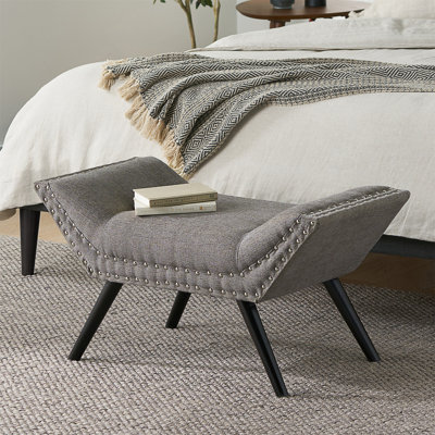 Repose-pieds et siège confortable, parfait pour les salons modernes et les chambres à coucher.