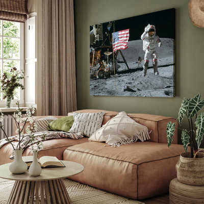 Affiche photo Apollo 16 John Young Salutes Flag