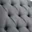 Fauteuil inclinable manuel avec réglage à trois positions, dossier profond, revêtement de qualité supérieure et structure en bois massif pour un confort durable.