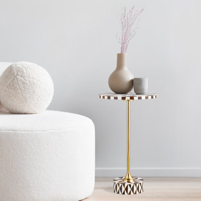 Table de bout à piédestal rond 23,5 po Calix, résine brun clair / blanc et table d'appoint en fer doré brillant pour le salon ou la chambre à coucher