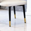 Chaises de salle à manger modernes en cuir PU avec une conception ergonomique et des pieds en acier au carbone durables pour une utilisation polyvalente.