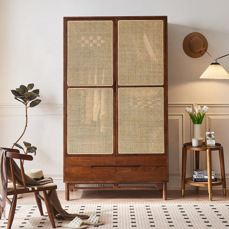 Garde-robe simple en bois massif rétro