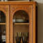 Vitrines en bois massif brun et verre