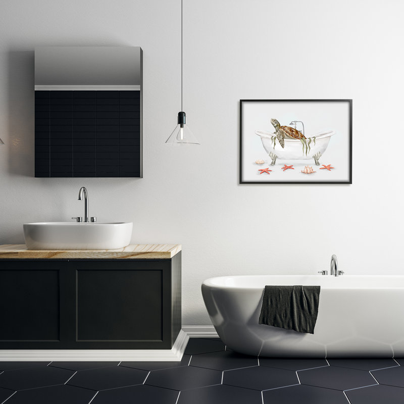 «Turtle Bathaign Sea Life Seaweed» encadré sur bois par Ziwei Li, impression, L 24 po x H 30 po, Giclée encadrée noir minuit