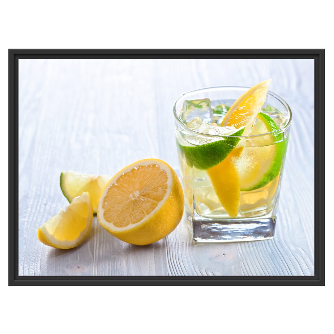 Gerahmtes Wandbild Gin Tonic Shot mit Zitronen