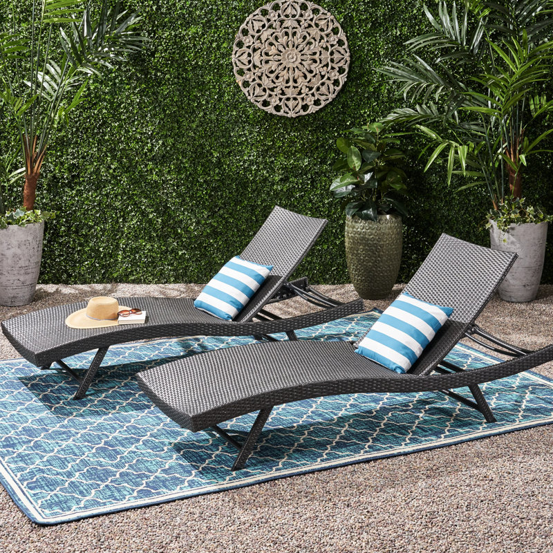 Méridienne grise avec structure en fer pour les chaises