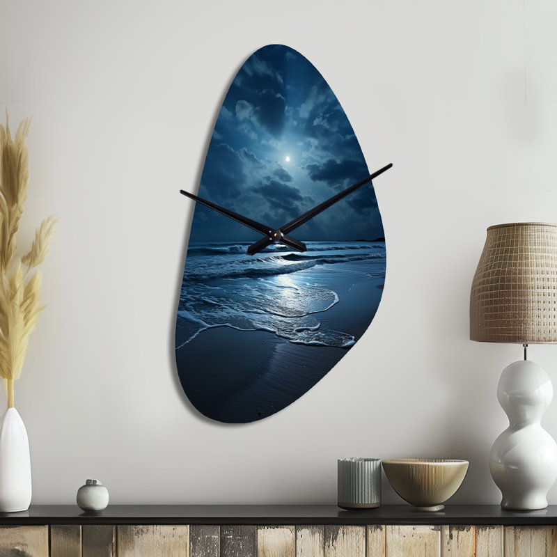 Beach Photo Serene Moonlight I - Horloge de plage asymétrique en métal, impression d'horloge murale bleue, Moyenne