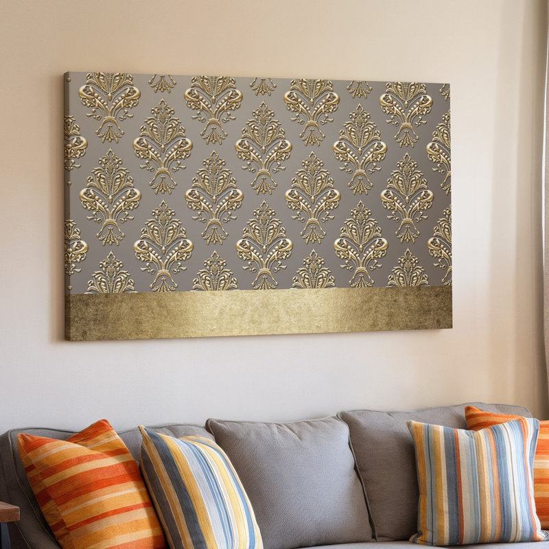 La toile crée un design de papier peint élégant avec un motif damassé complexe en or chatoyant contre un taupe doux