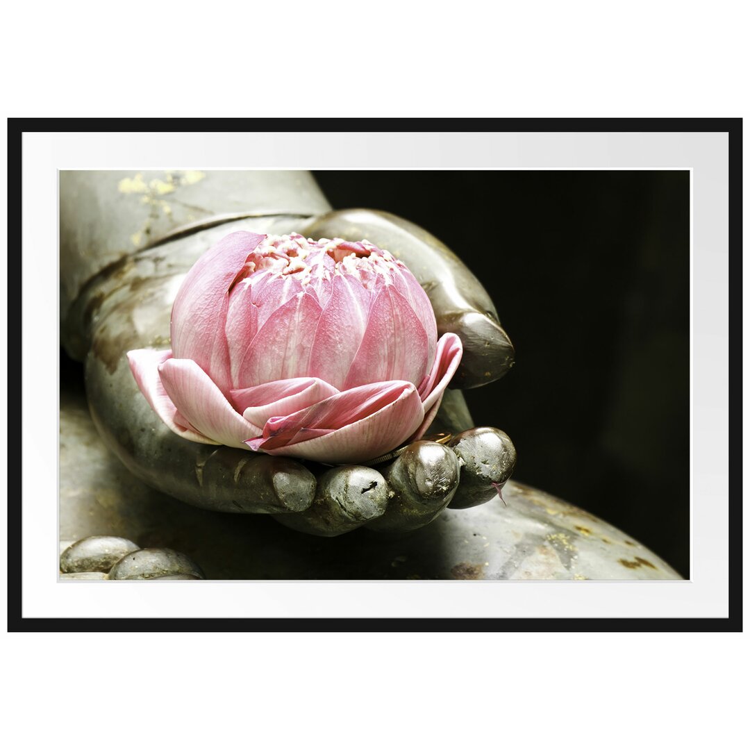 Gerahmtes Poster Lotus auf der Hand eines Buddhas