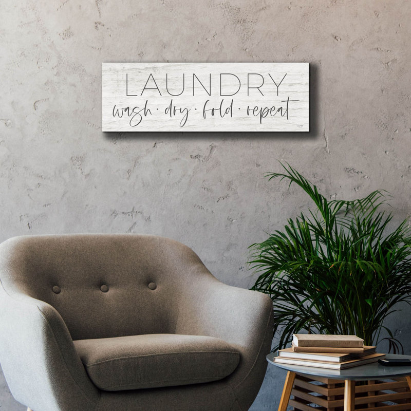 «Laundry - Wash, Dry, Fold, Repeter» par Lux + Me Designs, estampe numérique sur toile, H 12 po x l 36 po x P 1,5 po