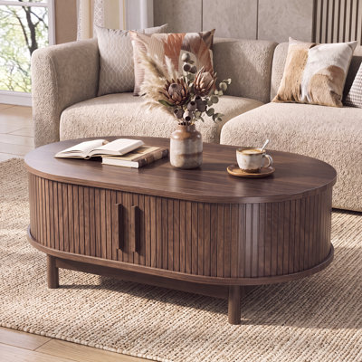 Table basse Mid-Century moderne cannelée en noyer de 39,4 po avec rangement et poignées en laiton